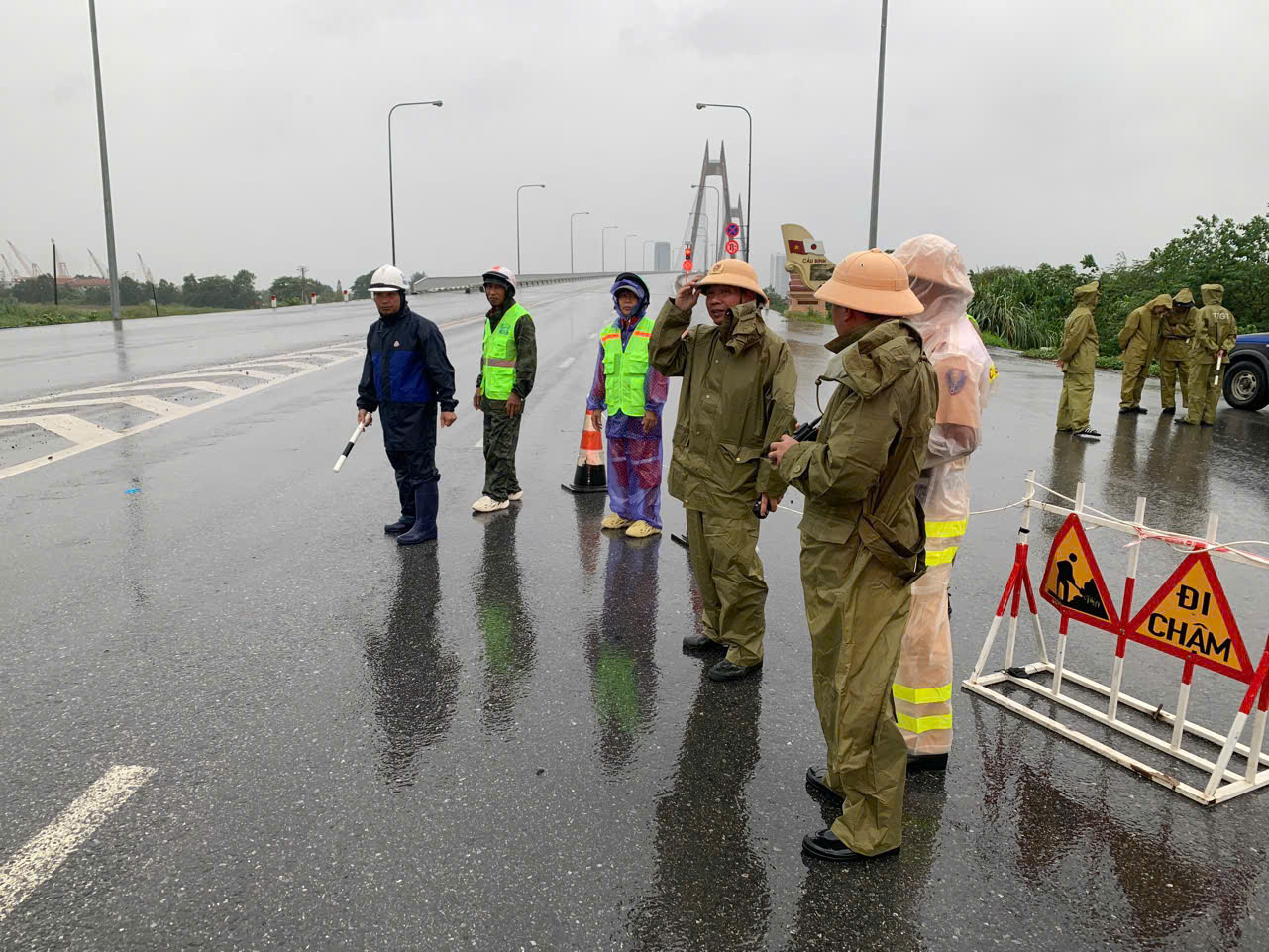 Phòng Cảnh sát giao thông (CATP) triển khai lực lượng điều tiết giao thông giữa tâm bão số 3